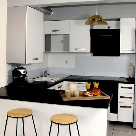 L'esprit De Lourdes, Proche Sanctuaire Et Gare, Vue Sur Le Chateau