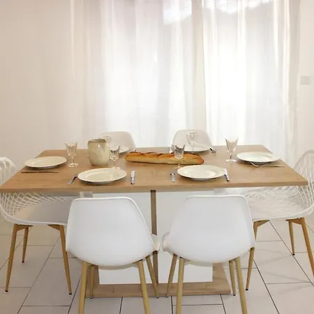 L'esprit De Lourdes, Proche Sanctuaire Et Gare, Vue Sur Le Château