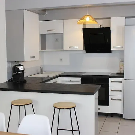 L'esprit De Lourdes, Proche Sanctuaire Et Gare, Vue Sur Le Château *