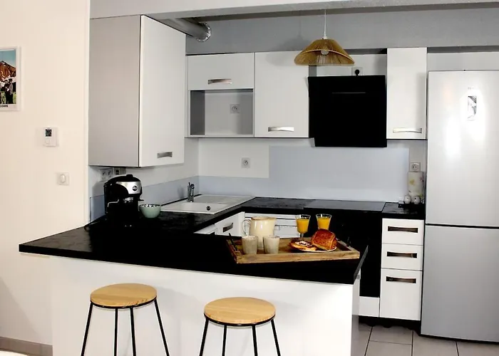 L'esprit De Lourdes, Proche Sanctuaire Et Gare, Vue Sur Le Chateau