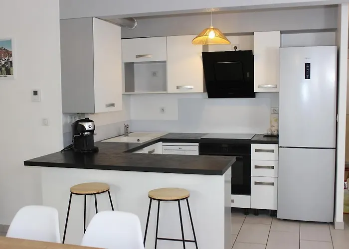 L'esprit De Lourdes, Proche Sanctuaire Et Gare, Vue Sur Le Chateau *