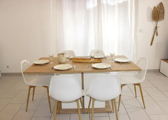 L'esprit De Lourdes, Proche Sanctuaire Et Gare, Vue Sur Le Chateau